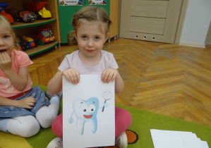 Dziewczynka pokazuje postać Zębusia